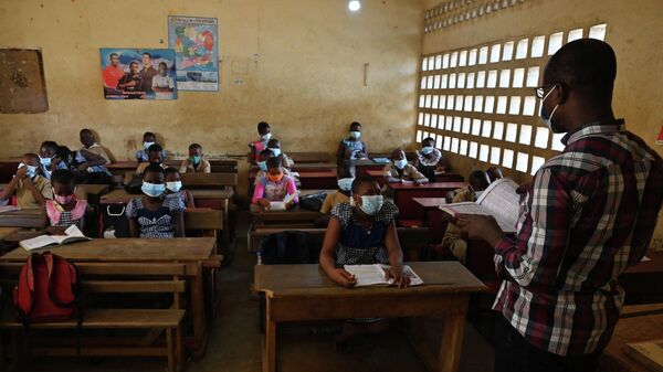 Des enfants portant des masques dans une école primaire de la commune d'Attécoubé à Abidjan, le 25 mai 2020 - Sputnik Afrique