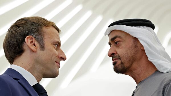 Le président français Emmanuel Macron (à gauche) est salué par le prince héritier d'Abou Dhabi Mohammed bin Zayed al-Nahyan - Sputnik Afrique
