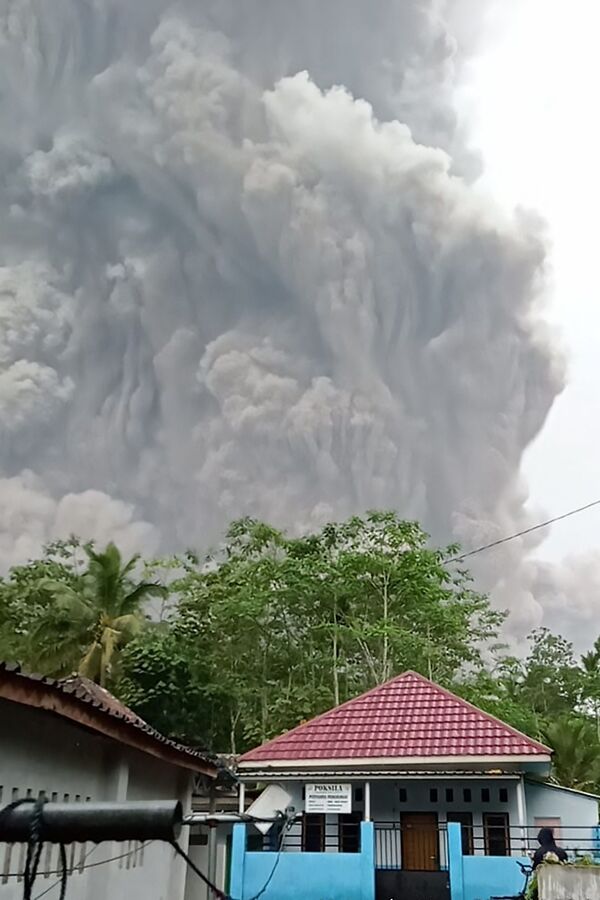 Le Semeru, un des volcans les plus dangereux au monde, est entré en éruption à Java. Le panache de cendres, qui a atteint 15 kilomètres de haut, est visible de très loin. - Sputnik Afrique