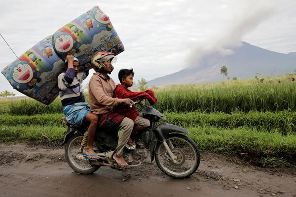 Samedi 4 décembre, le volcan Semeru, un des 130 actifs de l’île de Java, en Indonésie, est entré en éruption. Les panaches de cendres ont entraîné une modification des itinéraires des avions et provoqué la panique parmi les habitants de la région. - Sputnik Afrique