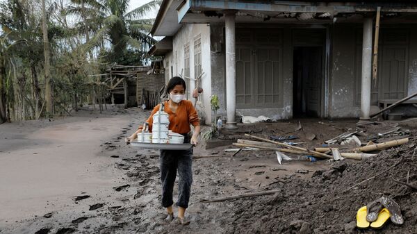 Последствия извержения вулкана Семеру в Индонезии  - Sputnik Afrique