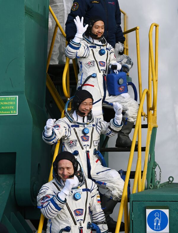 Les membres de l’équipage principal de la 20e expédition vers la Station spatiale internationale (ISS) –le cosmonaute de Roscosmos Alexandre Missourkine et les touristes Yusaku Maezawa et Yozo Hirano (de haut en bas)– avant le lancement de la fusée Soyouz 2.1a avec le vaisseau spatial Soyouz MS-20 à Baïkonour, le 8 décembre 2021. - Sputnik Afrique