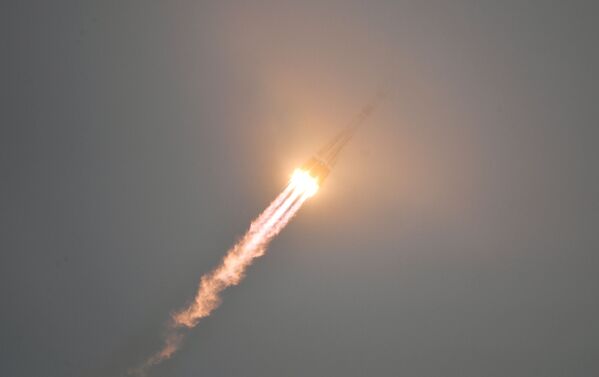 Selon le PDG de Glavkosmos, Dmitri Loskoutov, l’industrie du tourisme spatial atteindra le volume de plusieurs milliards de dollars au début des années 2030. Toutefois, les vols orbitaux de masse ne seront possibles que d’ici à une quinzaine d’années, alors que les vols suborbitaux gagneront en popularité dans un avenir relativement proche.Sur la photo: le lancement de la fusée Soyouz 2.1a avec le vaisseau spatial Soyouz MS-20 depuis le cosmodrome de Baïkonour. - Sputnik Afrique