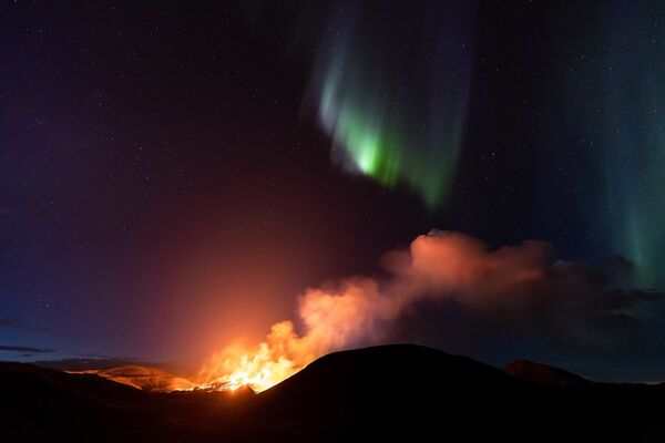 Volcanic Aurora Borealis de Jeroen Van Nieuwenhove (Belgique), prise à Geldingadalir, Islande. - Sputnik Afrique