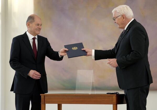 Après son élection, M.Scholz a été officiellement nommé par le Président allemand Frank-Walter Steinmeier. - Sputnik Afrique