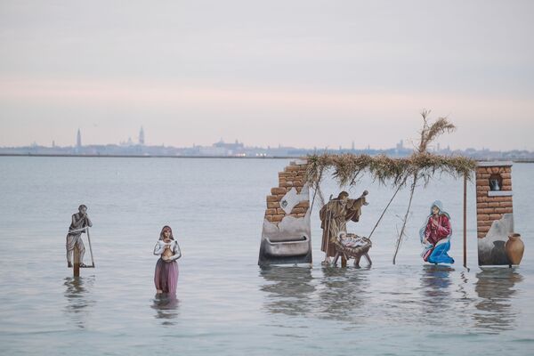 Une installation insolite est apparue dans la lagune de Venise. Les vagues bercent le berceau de l’Enfant Jésus. De part et d’autre, les Rois mages et les pèlerins s’approchent de la crèche. - Sputnik Afrique
