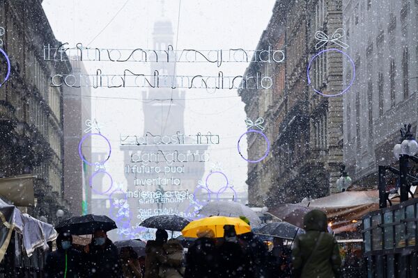 Une vague de froid a frappé plusieurs villes italiennes, dont Milan. Le match de poule de la Ligue des champions à Bergame a été reporté. Le terrain, recouvert par la neige, n’a pu être dégagé.Sur la photo: les chutes de neige à Milan. - Sputnik Afrique