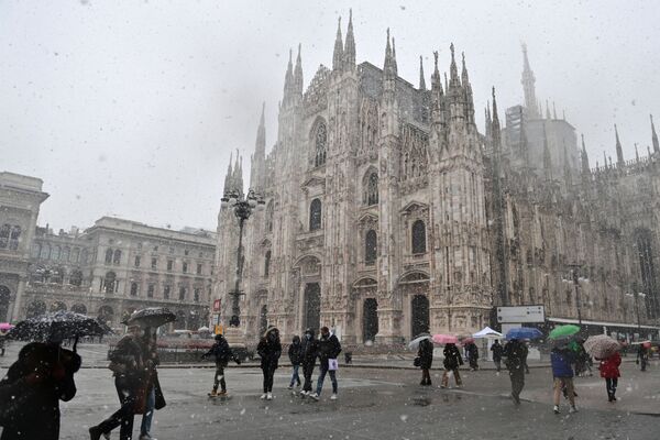Alors que les Milanais admirent les premières neiges, l’alerte météo jaune a été décrétée dans le sud de l’Italie en raison des fortes pluies.Sur la photo: la Piazza del Duomo à Milan pendant les chutes de neige. - Sputnik Afrique