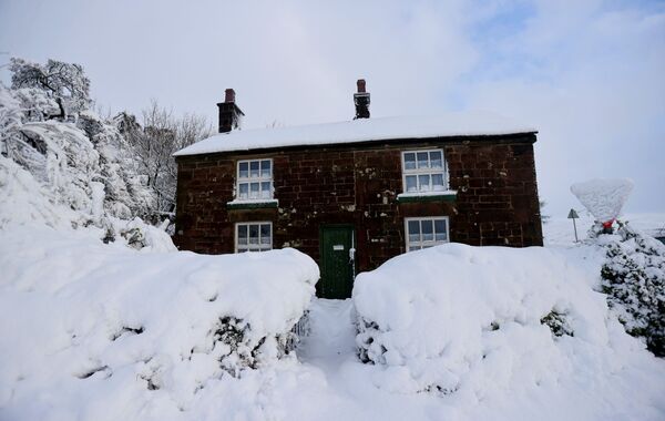 Au Royaume-Uni, les chutes de neige ont commencé fin novembre avec la tempête Arwen. Des rafales pouvant atteindre 160 km/heure ont été enregistrées. La tempête, qui s’est ensuite affaiblie, s’est dirigée vers le continent européen. Des dizaines de clients de l’hôtel Tan Hill Inn dans le Yorkshire ont été coupés du monde où près d’un mètre de neige est tombé le 26 novembre. - Sputnik Afrique