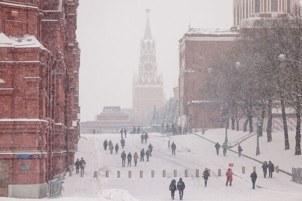 Plus de 12 centimètres de neige sont tombés en 24 heures à Moscou le 7 décembre.Sur la photo: la place Rouge à Moscou pendant les chutes de neige. - Sputnik Afrique
