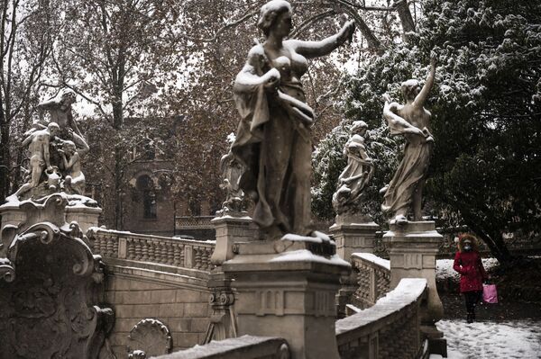 La fontaine Fontana dei Dodici Mesi au parc du Valentino à Turin, en Italie, pendant les chutes de neige. - Sputnik Afrique
