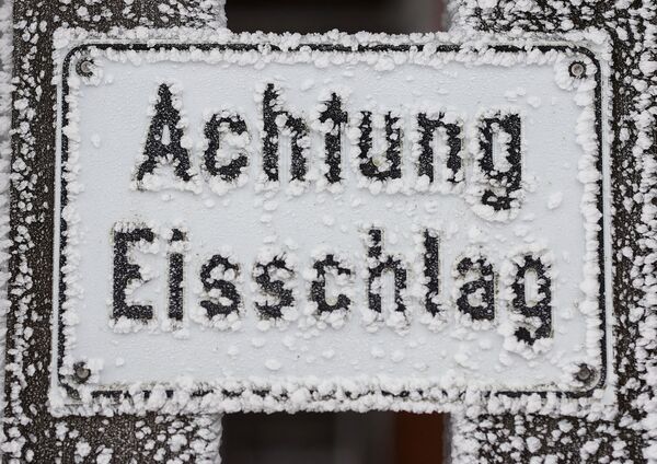 Un panneau avertissant du risque de chutes de glace sur le versant du mont Feldberg dans la Forêt-Noire, en Allemagne. - Sputnik Afrique