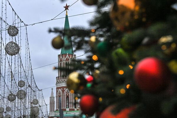 Jusqu’au milieu du XVIIIe siècle, les arbres de Noël étaient principalement décorés de fruits et de sucreries. Les boules de Noël ne sont arrivées qu&#x27;un siècle plus tard: elles ont été fabriquées pour la première fois en 1848 dans la petite ville de Lauscha (Thuringe), en Allemagne, célèbre pour ses souffleurs de verre, et coûtaient très cher.Sur la photo: arbre de Noël dans la rue Nikolskaïa, dans le centre de Moscou. - Sputnik Afrique