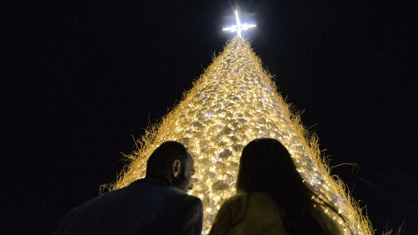 Необычная рождественская ель в христианском городе Бахдида, Ирак - Sputnik Afrique