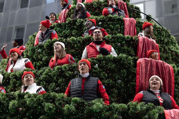 L’arbre de Noël chantant de Macy’s (Macy’s Christmas Singing Tree) à New York, aux États-Unis. Une plate-forme avec un sapin de Noël improvisé composé de membres de la chorale de Noël – des employés de Macy’s, la plus ancienne chaîne américaine de magasins – suit chaque année l’itinéraire du défilé du jour de Thanksgiving dans le centre de Manhattan. - Sputnik Afrique