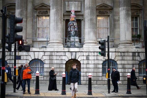 Un arbre de Noël fabriqué à partir de déchets a été installé sur le balcon de la Mansion House, résidence du maire de Londres.  - Sputnik Afrique