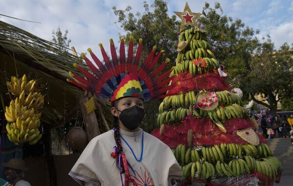 Un arbre de Noël fabriqué à partir de bananes à La Paz, en Bolivie. - Sputnik Afrique