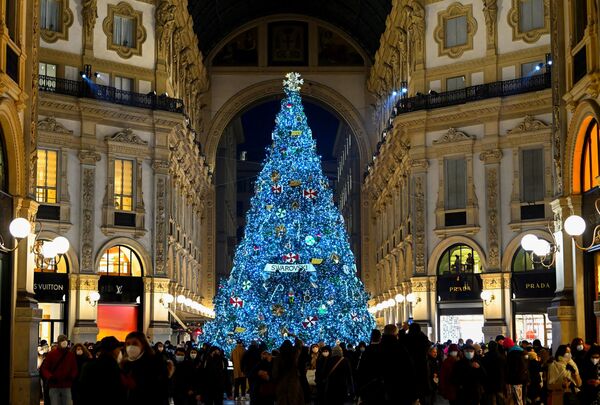 L’un des arbres de Noël les plus chers du monde se trouve dans la Galleria Vittorio Emanuele II à Milan, en Italie. De 12 mètres de haut, il est décoré de 2.000 cristaux Swarovski. - Sputnik Afrique