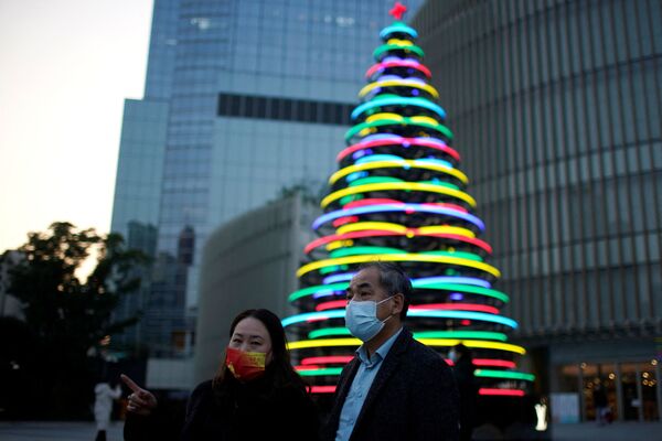 Un arbre de Noël fait de cerceaux lumineux devant un centre commercial à Shanghai, en Chine. - Sputnik Afrique
