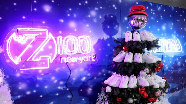 Рождественская елка с кроссовками в виде елочных игрушек в Нью-Йорке  - Sputnik Afrique