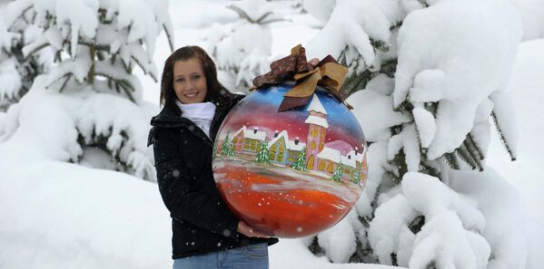 Boule de Noël de 60 cm de diamètre, fabriquée par Joska Kristall à Bodenmais, en Allemagne (2010). - Sputnik Afrique