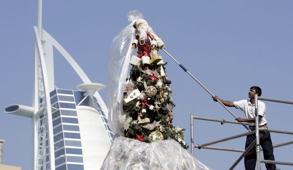 Présentation d’un arbre de Noël sur la plage de Jumaira à Dubaï, aux EAU (2006). - Sputnik Afrique
