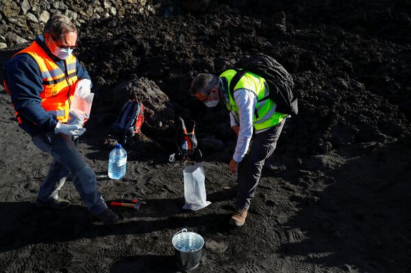 Les volcanologues ont profité de ce répit. En tenue spéciale, ils sont montés vers le cratère de Cumbre Vieja pour l’inspecter et faire des prélèvements de gaz biochimiques. - Sputnik Afrique