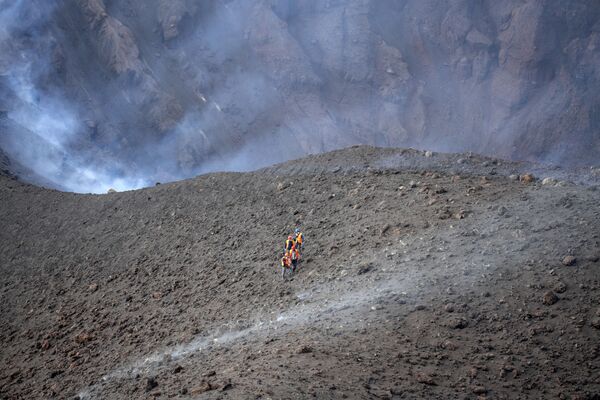 Le volcan s’est tu après l’émission de nuages denses et toxiques de dioxyde de soufre, qui ont obligé un tiers de la population de l’île de Palma à se confiner en raison du niveau dangereux de dioxyde de soufre dans l’air. Depuis, ce taux est revenu à la normale. - Sputnik Afrique