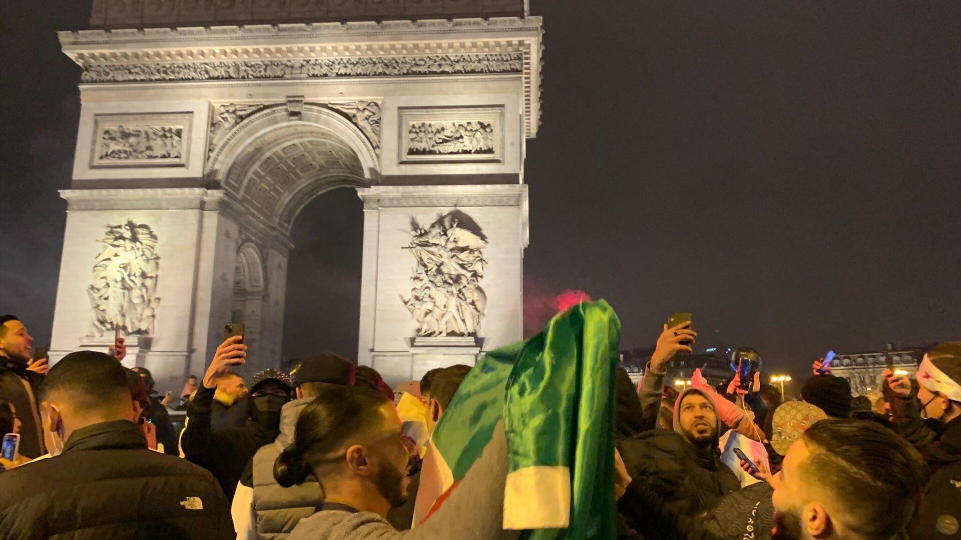 Des supporters algériens aux Champs-Élysées après la victoire de leur selection en finale de la Coupe arabe 2021 - Sputnik Afrique, 1920, 19.12.2021