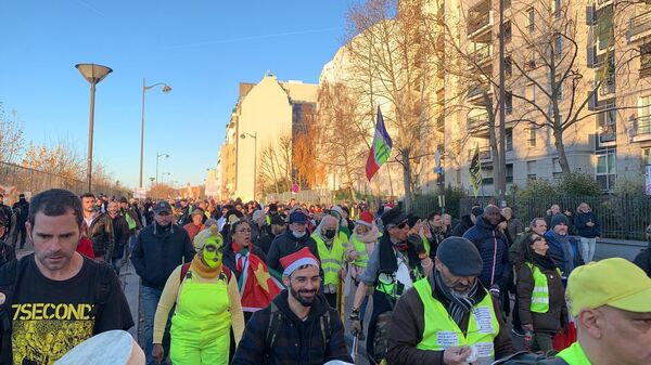 Nouvelle mobilisation anti-pass ce 18 décembre à Paris avec la participation de Gilets jaunes - Sputnik Afrique