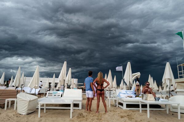 Nuages d’orage au-dessus d’une plage dans les environs de Saint-Tropez. - Sputnik Afrique