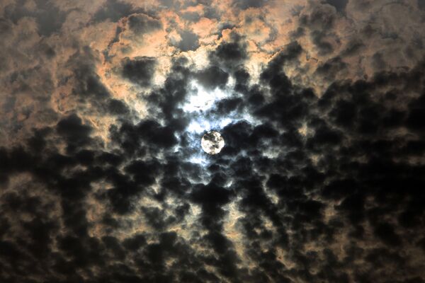 Le soleil perce les nuages au-dessus de la ville de Koweït. - Sputnik Afrique