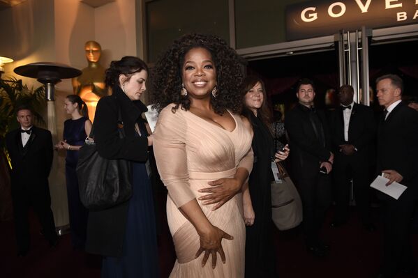 La quatrième place est occupée par Oprah Winfrey, animatrice d’émission-débat, productrice de télévision, actrice, écrivain et philanthrope américaine, surtout connue pour l’Oprah Winfrey Show, diffusé aux États-Unis de 1986 à 2011. - Sputnik Afrique