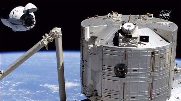 Le vaisseau spatial Crew Dragon de SpaceX près de l’ISS, le 24 avril. - Sputnik Afrique