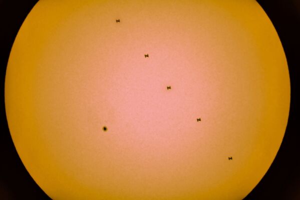 Composition de cinq photographies prises avec un seul appareil photo, capturant une tache solaire et des silhouettes de l’ISS contre le disque solaire, le 19 juin 2021. - Sputnik Afrique