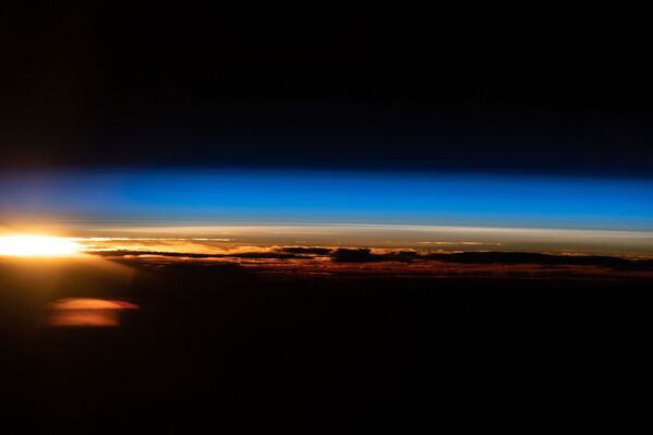 C’est ainsi que les membres de la 65e expédition de l’ISS ont vu l’aube sur Terre le 20 mai 2021, lorsque la station survolait la côte ouest de l’Australie. - Sputnik Afrique