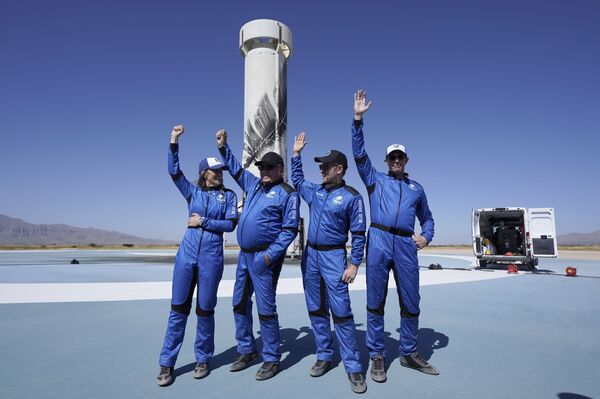 Les passagers de la fusée réutilisable New Shepard, développée par Jeff Bezos et la société Blue Origin, au port spatial près de Van Horn, au Texas, États-Unis, le 13 octobre 2021. - Sputnik Afrique