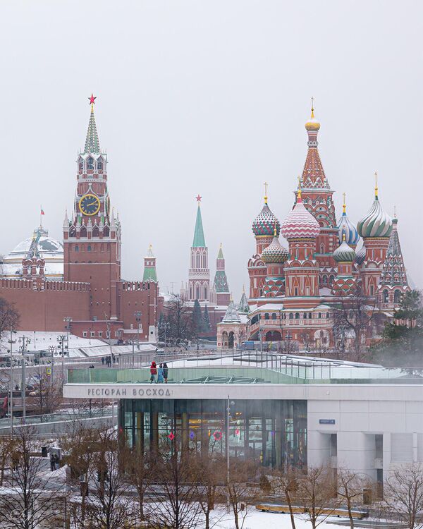 Vue sur la place Rouge, avec le Kremlin et la cathédrale Saint-Basile-le-Bienheureux, depuis le parc Zariadié - Sputnik Afrique