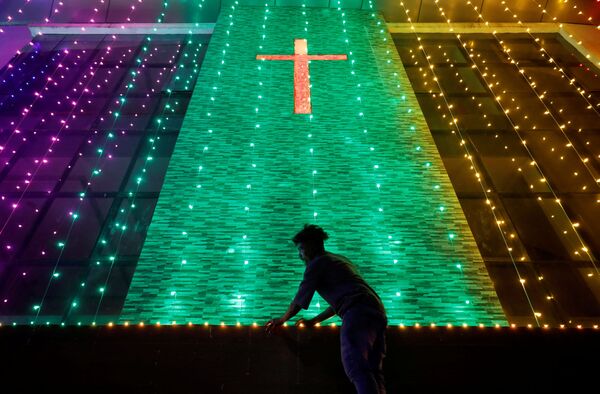 La soirée du 24 décembre qui précède Noël est appelée réveillon.Sur la photo: illuminations de Noël à église de l’Alliance à Ahmedabad, en Inde. - Sputnik Afrique