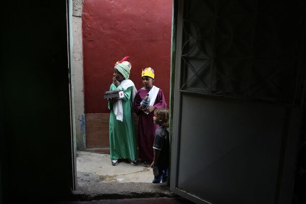 Les hymnes liturgiques de la messe de minuit (Ad missam in vigilia) sont très solennels.Sur la photo: des enfants déguisés en rois mages avant le début du spectacle de Noël à Caracas. - Sputnik Afrique