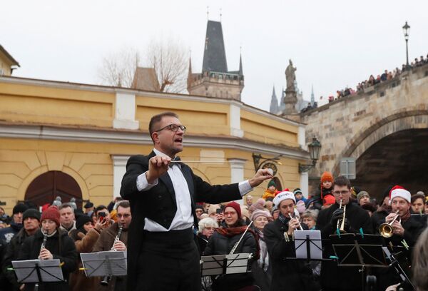 Un orchestre interprète Czech Christmas Mass du compositeur tchèque Jakub Jan Ryba près du pont Charles à Prague. - Sputnik Afrique