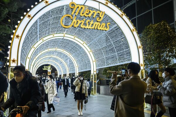Des gens dans une rue de Séoul la veille de Noël. - Sputnik Afrique