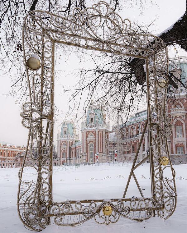 Le palais de Tsaritsyno, situé dans le parc du même nom, encadré par une installation de Noël - Sputnik Afrique