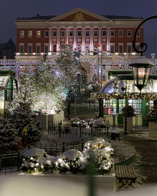 La mairie de Moscou vue depuis l’un des nombreux marchés de Noël - Sputnik Afrique
