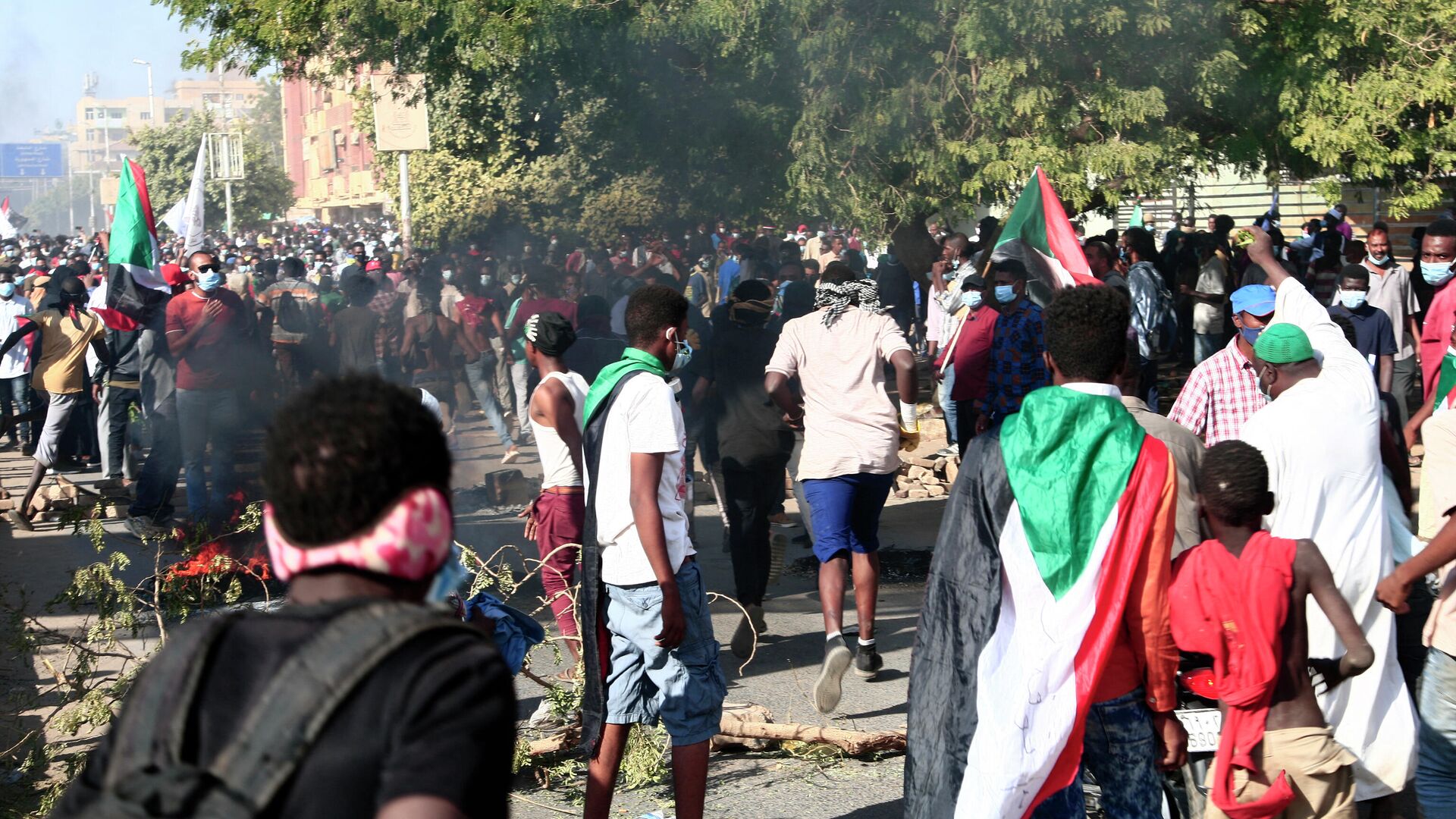 Gaz lacrymogènes contre des milliers de manifestants anti-putsch au Soudan - Sputnik Afrique, 1920, 25.12.2021