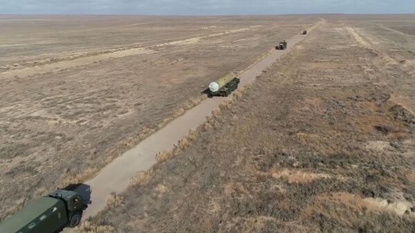 Véhicules militaires russes transportant des systèmes de défense antiaérienne au Kazakhstan, un des pays de la CEI - Sputnik Afrique