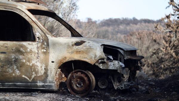 Une voiture brûlée - Sputnik Afrique