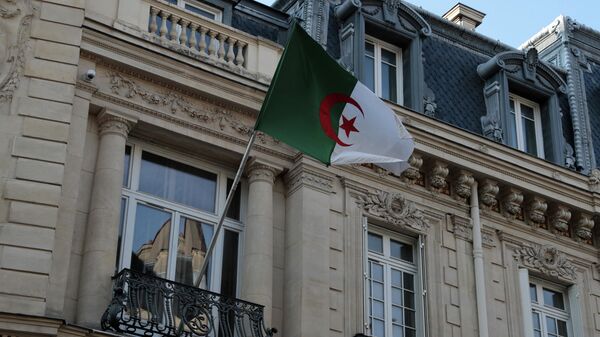 Drapeau algérien sur l'ambassade algérienne à Paris  - Sputnik Afrique