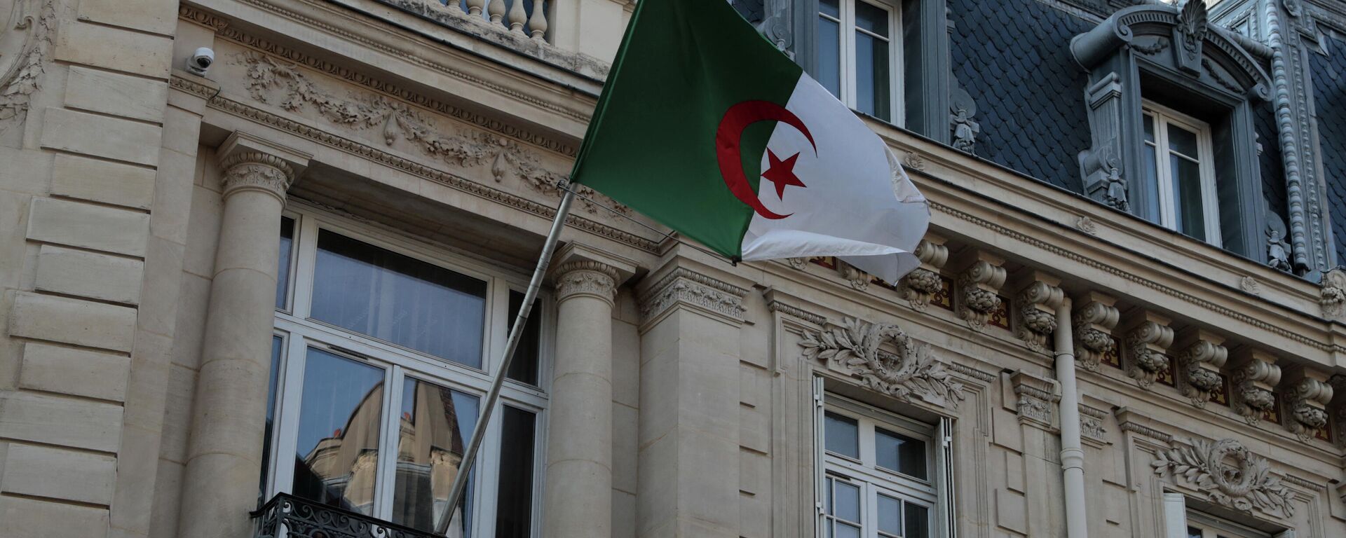 Drapeau algérien sur l'ambassade algérienne à Paris  - Sputnik Afrique, 1920, 07.01.2022