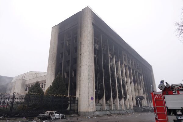 À Almaty, des manifestants ont pris d’assaut et incendié les locaux de la municipalité. Dans la seule nuit du 5 au 6 janvier, 120 magasins, 180 restaurants et une centaine de bureaux ont été saccagés et pillés. Des bandits armés ont également dévasté l’aéroport de la ville, y compris la zone de duty free. - Sputnik Afrique